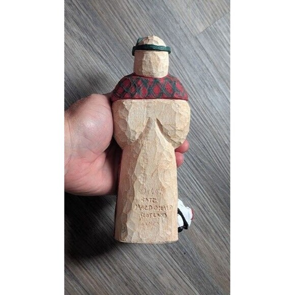MacDonald Claus 1997 Carved Wood Scottish Golfer Figurine Scotland Signed Artist - Picture 4 of 7